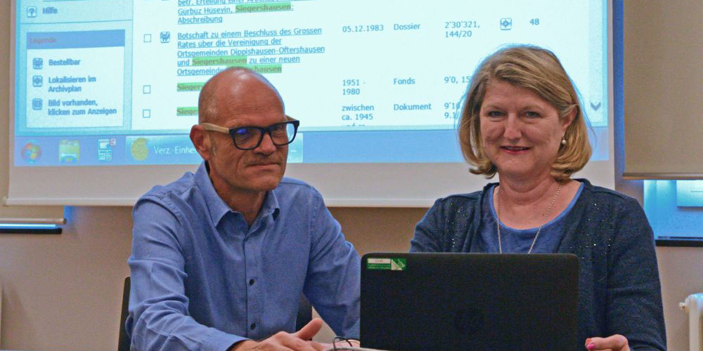 Gemeindepräsident Walter Marty und Gemeindeschreiberin Katharina Grünig schalten die Daten ihres Gemeindearchivs online.
